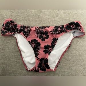 Cutest bikini bottoms with a beautiful flower 🌺 print